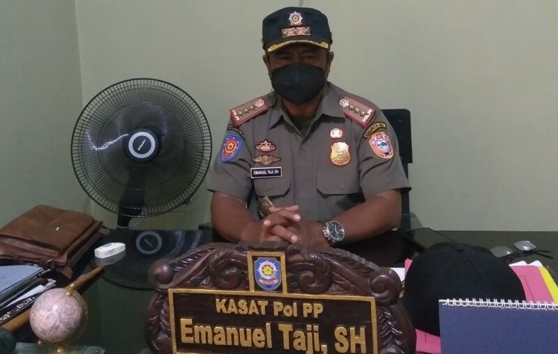 Kasat Pol PP Kabupaten Ende, Eman Taji, SH, saat memberikan keterangan pers di ruang kerjanya. (Foto: Chen Rasi/Sacanaparadise.com)