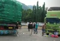 Dua kendaraan ekspedisi  yang diamankan Polisi di Pelabuhan Sukarno Ende, (Foto: Chen Rasi/Savanaparadise.com)