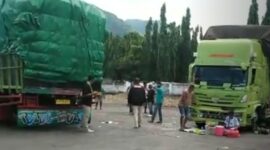 Dua kendaraan ekspedisi  yang diamankan Polisi di Pelabuhan Sukarno Ende, (Foto: Chen Rasi/Savanaparadise.com)