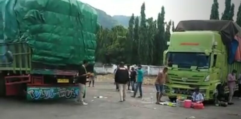Dua kendaraan ekspedisi  yang diamankan Polisi di Pelabuhan Sukarno Ende, (Foto: Chen Rasi/Savanaparadise.com)
