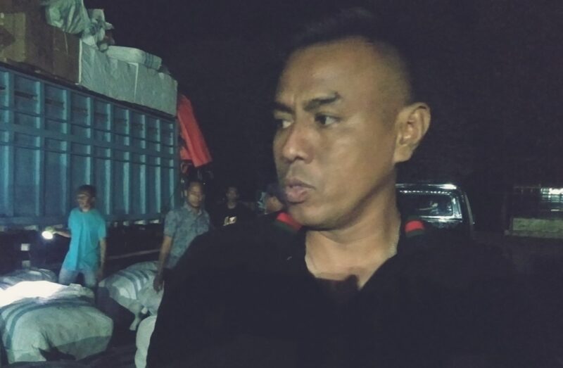 Kasat Reskrim Polres Ende, Yance Y. Kediaman, SH, saat memberikan keterangan pers di lapangan Polres Ende (Foto: Chen Rasi/Savanaparadise.com)