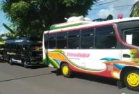 Sejumlah armda Bus angkutan darat trans Ende - Larantuka mogok di depan Kantor DPRD Kabupaten Ende (Foto: Chen Rasi/Savanaparadise.com)