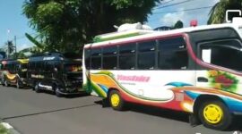 Sejumlah armda Bus angkutan darat trans Ende - Larantuka mogok di depan Kantor DPRD Kabupaten Ende (Foto: Chen Rasi/Savanaparadise.com)