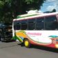 Sejumlah armda Bus angkutan darat trans Ende - Larantuka mogok di depan Kantor DPRD Kabupaten Ende (Foto: Chen Rasi/Savanaparadise.com)