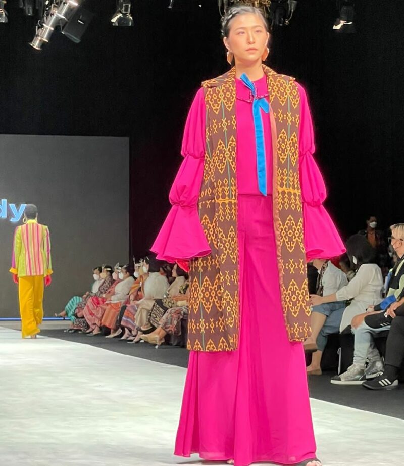Para modeling yang tampil memukau di ajang Indonesia Fashion Week 2022 (Foto: BKR)