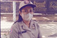 Kepala BPBD Kabupaten Ende, Maria Yasinta Sare saat memberikan keterangan pers di taman renungan Bung Karno (Foto: Chen Rasi/Savanaparadise.com)