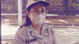 Kepala BPBD Kabupaten Ende, Maria Yasinta Sare saat memberikan keterangan pers di taman renungan Bung Karno (Foto: Chen Rasi/Savanaparadise.com)