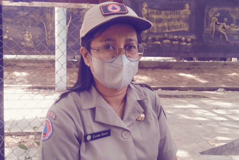 Kepala BPBD Kabupaten Ende, Maria Yasinta Sare saat memberikan keterangan pers di taman renungan Bung Karno (Foto: Chen Rasi/Savanaparadise.com)