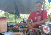 Ferdy Ado mantan aktivis dan Guru SMA yang memfasiltasi orang muda di Kecamatan Hawu Mehara membuka usaha dalam momen ritual adat Golo Kowa Howe (Foto: Dule Dubu/Savanaparadise.com)