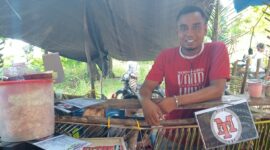 Ferdy Ado mantan aktivis dan Guru SMA yang memfasiltasi orang muda di Kecamatan Hawu Mehara membuka usaha dalam momen ritual adat Golo Kowa Howe (Foto: Dule Dubu/Savanaparadise.com)