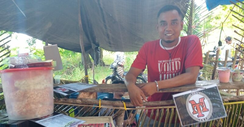 Ferdy Ado mantan aktivis dan Guru SMA yang memfasiltasi orang muda di Kecamatan Hawu Mehara membuka usaha dalam momen ritual adat Golo Kowa Howe (Foto: Dule Dubu/Savanaparadise.com)