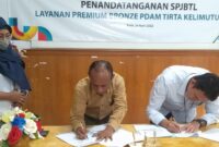 Direktur PDAM Tirta Kelimutu Ende, Yustinus Sani dan Manajer PT. PLN Flores Bagian Barat, Deri Prasetio Utomo sedang melakukan penandatanganan SPJBTL Layanan Premium Bronze (Foto: Chen Rasi/Savanaparadise.com)