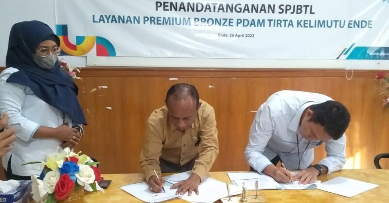 Direktur PDAM Tirta Kelimutu Ende, Yustinus Sani dan Manajer PT. PLN Flores Bagian Barat, Deri Prasetio Utomo sedang melakukan penandatanganan SPJBTL Layanan Premium Bronze (Foto: Chen Rasi/Savanaparadise.com)
