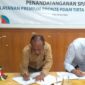 Direktur PDAM Tirta Kelimutu Ende, Yustinus Sani dan Manajer PT. PLN Flores Bagian Barat, Deri Prasetio Utomo sedang melakukan penandatanganan SPJBTL Layanan Premium Bronze (Foto: Chen Rasi/Savanaparadise.com)