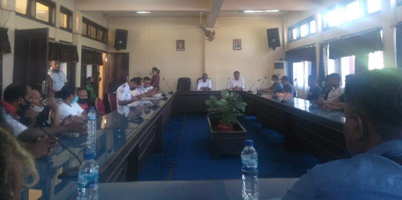 RDP DPRD Kabupaten Ende bersama Perhimpunan Sopir Angkutan Darat (Bus dan Travel) Ende - Larantuka, Dishub dan KSOP (Foto: Chen Rasi/Savanaparadise.com)