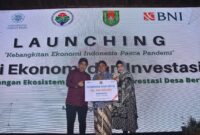 MAGELANG -- Wakil Menteri Desa, Pembangunan Daerah Tertinggal dan Transmigrasi Budi Arie Setiadi bersama Wakil Direktur Utama BNI Adi Sulistyowati dalam penyerahan KUR secara simbolis kepada UMKM Binaan BNI di acara Launching Galeri Ekonomi dan Investasi, Kamis (19/5/2022).

Bersama Kementerian Desa PDTT, UGM dan Bumdes dalam framework kolaborasi pentahelix, BNI berkontribusi dalam project Pengembangan Investasi & Usaha BUMDes Berbasis Kearifan Lokal.Foto Dok BNI