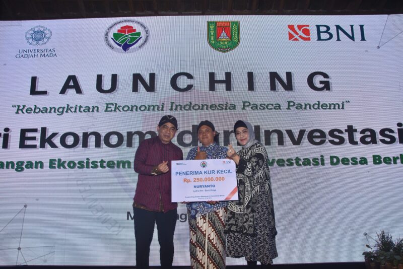 MAGELANG -- Wakil Menteri Desa, Pembangunan Daerah Tertinggal dan Transmigrasi Budi Arie Setiadi bersama Wakil Direktur Utama BNI Adi Sulistyowati dalam penyerahan KUR secara simbolis kepada UMKM Binaan BNI di acara Launching Galeri Ekonomi dan Investasi, Kamis (19/5/2022).

Bersama Kementerian Desa PDTT, UGM dan Bumdes dalam framework kolaborasi pentahelix, BNI berkontribusi dalam project Pengembangan Investasi & Usaha BUMDes Berbasis Kearifan Lokal.Foto Dok BNI