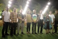 Kupang, Walikota Jayapura, Benhur Tomy Mano (memakai Kaos Oblong) Bergambar Para Purna Praja IPDN di Resto Nelayan, Kota Kupang. Foto: Frederikus Suni