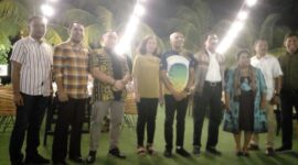 Kupang, Walikota Jayapura, Benhur Tomy Mano (memakai Kaos Oblong) Bergambar Para Purna Praja IPDN di Resto Nelayan, Kota Kupang. Foto: Frederikus Suni