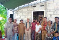 Wali Kota Kupang, Jefri Riwu Kore berpose bersama masyarakat penerima manfaat bantuan rumah layak huni (Foto: Dule Dubu/Savanaparadise.com)
