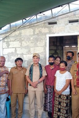 Jeriko Serahkan Bantuan Rumah Layak Huni di Alak Kota Kupang