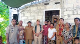 Wali Kota Kupang, Jefri Riwu Kore berpose bersama masyarakat penerima manfaat bantuan rumah layak huni (Foto: Dule Dubu/Savanaparadise.com)