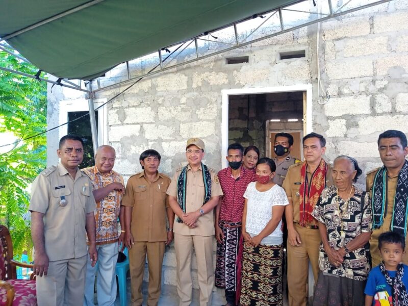 Wali Kota Kupang, Jefri Riwu Kore berpose bersama masyarakat penerima manfaat bantuan rumah layak huni (Foto: Dule Dubu/Savanaparadise.com)