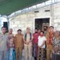 Wali Kota Kupang, Jefri Riwu Kore berpose bersama masyarakat penerima manfaat bantuan rumah layak huni (Foto: Dule Dubu/Savanaparadise.com)