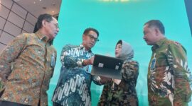 JAKARTA -- (kika) Direktur Manajemen Risiko BNI David Pirzada, Direktur Treasury dan International BNI Henry Panjaitan, Wakil Direktur Utama BNI Adi Sulistyowati, dan Direktur Bisnis UMKM BNI
Muhammad Iqbal dalam Public Expose Penawarkan Obligasi Korporasi Berwawasan Lingkungan (green bond) I BNI Tahun 2022, Rabu (11/5/2022).

Sebagai pioneer green banking, BNI menjadi bank nasional pertama yang menerbitkan green bond dalam denominasi rupiah. Dana terhimpun akan digunakan untuk pembiayaan maupun pembiayaan kembali proyek-proyek dalam kategori Kegiatan Usaha Berwawasan Lingkungan (KUBL).Foto Dok BNI