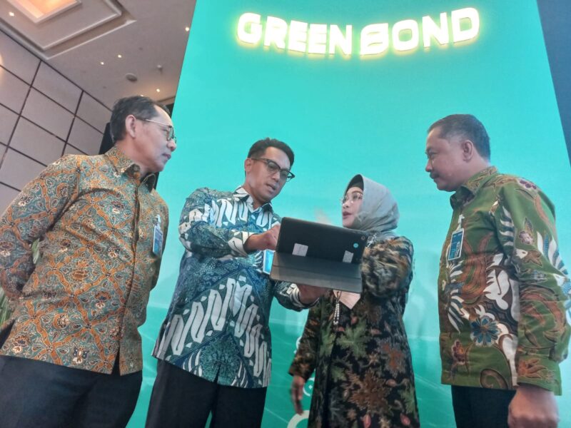 JAKARTA -- (kika) Direktur Manajemen Risiko BNI David Pirzada, Direktur Treasury dan International BNI Henry Panjaitan, Wakil Direktur Utama BNI Adi Sulistyowati, dan Direktur Bisnis UMKM BNI
Muhammad Iqbal dalam Public Expose Penawarkan Obligasi Korporasi Berwawasan Lingkungan (green bond) I BNI Tahun 2022, Rabu (11/5/2022).

Sebagai pioneer green banking, BNI menjadi bank nasional pertama yang menerbitkan green bond dalam denominasi rupiah. Dana terhimpun akan digunakan untuk pembiayaan maupun pembiayaan kembali proyek-proyek dalam kategori Kegiatan Usaha Berwawasan Lingkungan (KUBL).Foto Dok BNI