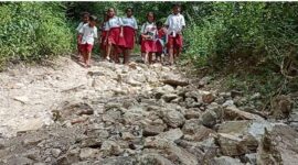 Siswa SDK Detuwulu di Ende sedang berjalan kaki menuju sekolah melewati jalan bebatuan (Foto: Chen Rasi/Savanaparadise.com)
