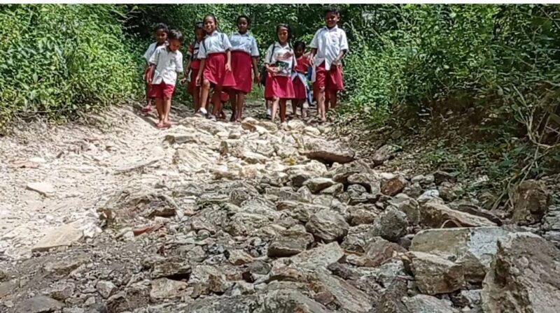 Siswa SDK Detuwulu di Ende sedang berjalan kaki menuju sekolah melewati jalan bebatuan (Foto: Chen Rasi/Savanaparadise.com)