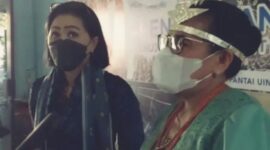 Bunda Baca NTT sekaligus Anggota DPR RI dari partai NasDem, Juliet Sutrisno Laikodat dan Plt. Kepala Dinas P dan K Provinsi NTT saat memberikan keterangan pers di kegiatan peringatan Hardiknas (Foto: Dule Dubu/Savanaparadise.com)