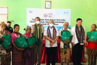 Pose bersama masyarakat di TTU usai penyerahan secara simbolis 1,4 Ton Ikan Kering oleh SKIP Kupang dan Anggota DPR RI, Edwar Tanur (Foto: Istimewa)