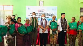 Pose bersama masyarakat di TTU usai penyerahan secara simbolis 1,4 Ton Ikan Kering oleh SKIP Kupang dan Anggota DPR RI, Edwar Tanur (Foto: Istimewa)