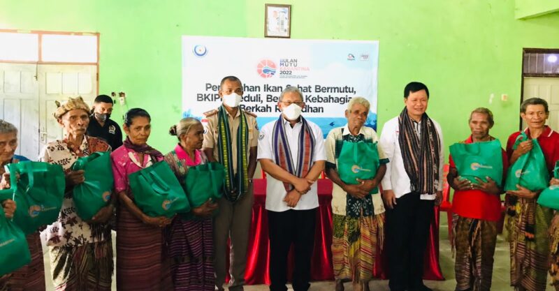 Pose bersama masyarakat di TTU usai penyerahan secara simbolis 1,4 Ton Ikan Kering oleh SKIP Kupang dan Anggota DPR RI, Edwar Tanur (Foto: Istimewa)