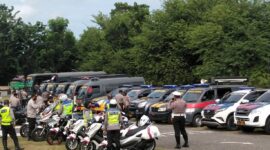 Pengecekan puluhan kendaraan polisi dilapangan Polres Ende dalam rangka amankan kunjungan Presiden Jokowi (Foto: Chen Rasi/Savanaparadise.com)