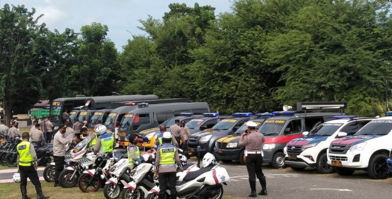 Pengecekan puluhan kendaraan polisi dilapangan Polres Ende dalam rangka amankan kunjungan Presiden Jokowi (Foto: Chen Rasi/Savanaparadise.com)