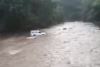 Mobil Ambulance sedang membawa jenazah menerobos banjir di kali Ndetufeo, Ende (Foto: Istimewa)