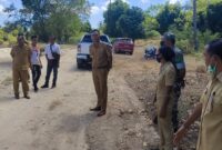 Bupati Kabupaten Sabu Raijua, Drs. Nikodemus Rihi Heke yang didampingi Pj. Kepala Desa Alfret Radja saat melakukan kunjungan ke Desa Depe (Foto: Dule Dubu/Savanaparadise.com)