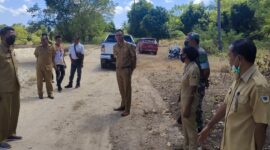 Bupati Kabupaten Sabu Raijua, Drs. Nikodemus Rihi Heke yang didampingi Pj. Kepala Desa Alfret Radja saat melakukan kunjungan ke Desa Depe (Foto: Dule Dubu/Savanaparadise.com)