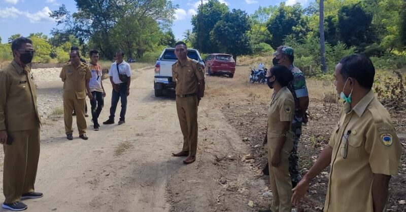 Bupati Kabupaten Sabu Raijua, Drs. Nikodemus Rihi Heke yang didampingi Pj. Kepala Desa Alfret Radja saat melakukan kunjungan ke Desa Depe (Foto: Dule Dubu/Savanaparadise.com)