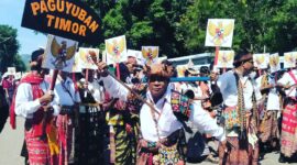 Paguyuban Timor sedang antraksi pada kegiatan parade kebangsaan (Foto: Chen Rasi/Savanaparadise.com)
