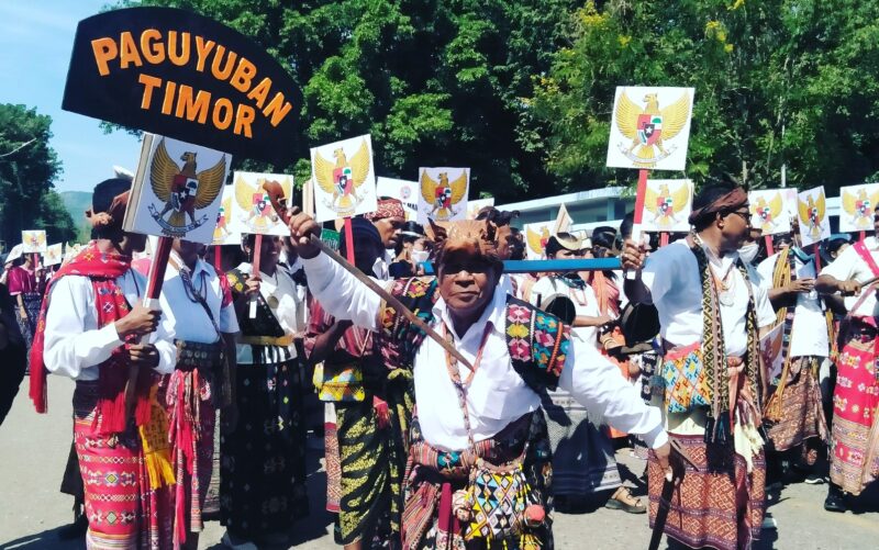 Paguyuban Timor sedang antraksi pada kegiatan parade kebangsaan (Foto: Chen Rasi/Savanaparadise.com)