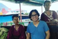 Musisi Legendaris Gilang Ramadhan (berkacamata) sedang berfoto bersama Ibu-ibu pelaku UMKM saat pameran ekonomi kreatif di halaman kantor Bupati Ende (Foto: Chen Rasi/Savanaparadise.com)