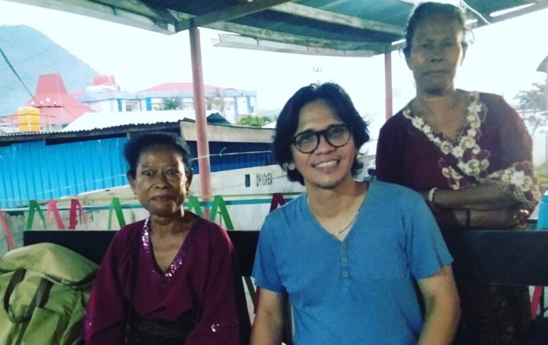 Musisi Legendaris Gilang Ramadhan (berkacamata) sedang berfoto bersama Ibu-ibu pelaku UMKM saat pameran ekonomi kreatif di halaman kantor Bupati Ende (Foto: Chen Rasi/Savanaparadise.com)