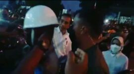 Presiden Jokowi turun dari mobil dan jalan kaki untuk menyapa warga di Ende (Foto: Chen Rasi/Savanaparadise.com)