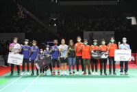 *Dukungan BNI Untuk Bulutangkis* -- Vice President Corporate Communication BNI Selly Adriatika dan Greysia Polii bersama para atlet bulutangkis muda dalam penyerahan bantuan dana pembinaan dari BNI kepada PB Jaya Raya dan Eng Hian Badminton Academy secara simbolis, di Jakarta, Minggu (12/6/2022). 

BNI berkomitmen terus mendukung pengembangan dan pembinaan olahraga cabang bulutangkis untuk terus mengukir pencapaian -pencapaian bersejarah mendunia selanjutnya. Foto Dokumen BNI 