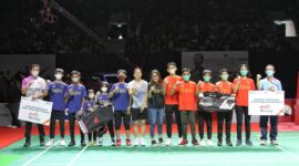 *Dukungan BNI Untuk Bulutangkis* -- Vice President Corporate Communication BNI Selly Adriatika dan Greysia Polii bersama para atlet bulutangkis muda dalam penyerahan bantuan dana pembinaan dari BNI kepada PB Jaya Raya dan Eng Hian Badminton Academy secara simbolis, di Jakarta, Minggu (12/6/2022). 

BNI berkomitmen terus mendukung pengembangan dan pembinaan olahraga cabang bulutangkis untuk terus mengukir pencapaian -pencapaian bersejarah mendunia selanjutnya. Foto Dokumen BNI 