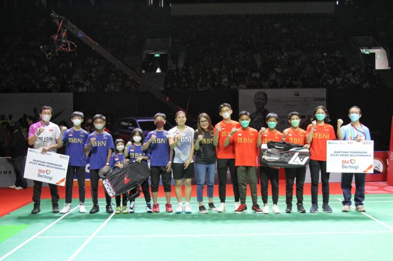 *Dukungan BNI Untuk Bulutangkis* -- Vice President Corporate Communication BNI Selly Adriatika dan Greysia Polii bersama para atlet bulutangkis muda dalam penyerahan bantuan dana pembinaan dari BNI kepada PB Jaya Raya dan Eng Hian Badminton Academy secara simbolis, di Jakarta, Minggu (12/6/2022). 

BNI berkomitmen terus mendukung pengembangan dan pembinaan olahraga cabang bulutangkis untuk terus mengukir pencapaian -pencapaian bersejarah mendunia selanjutnya. Foto Dokumen BNI 